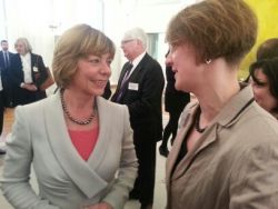 Frau Schadt im Gespräch mit Frau Dr. Schmid-Voigtländer