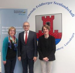 Ministerpräsident Erwin Sellerin mit Vereinvorsitzender Dr. Berit Schmid-Voigtländer (rechts) und Kontaktbürokoordinatorin Christiane Braunroth (links)