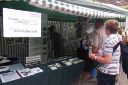 Festbesucher am Stand von Birkenzweig e. V.
