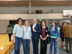 Ministerpräsident Sellering mit vier Teilnehmerinnen aus der Feldberger Seenlandschaft, 2. v. rechts Berit Schmid-Voigtländer