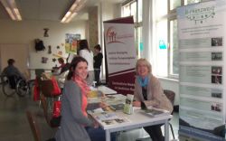 Zwei Frauen am Messestand von Birkenzweig e. v.