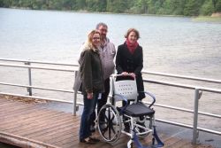 Mit Rollstuhl vor der Baderampe: Bürgermeisterin Constance Lindheimer, Pächter André Frank, Vereinsvorsitzende Dr. Berit Schmid-Voigtländer