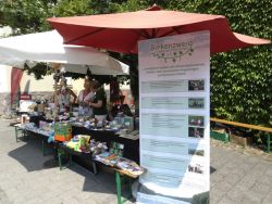 Der Standaufbau ist ferig - drei Birkenzweigmitglieder erwarten die Festbesucher